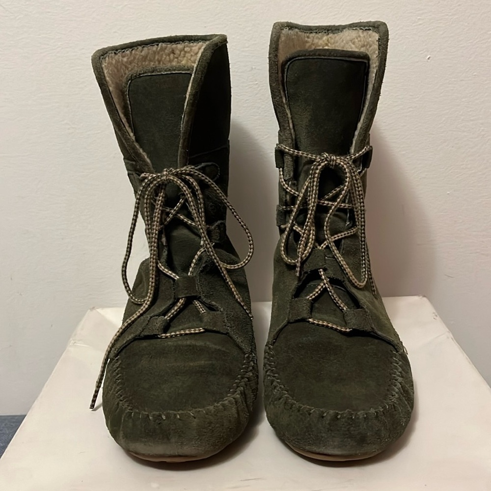 EUC Minnetonka size 8.5 Suede Fayetteville Folded Collar Boot with box